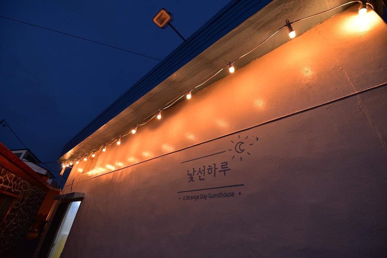 西归浦市 A Strange Day酒店 外观 照片